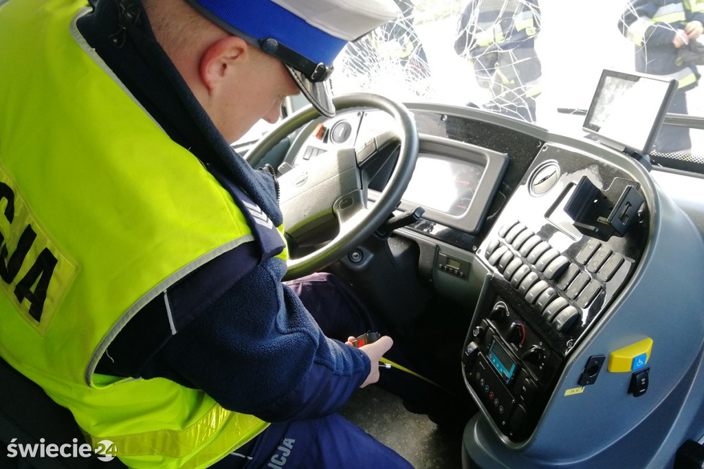 Groźny wypadek z udziałem autobusu