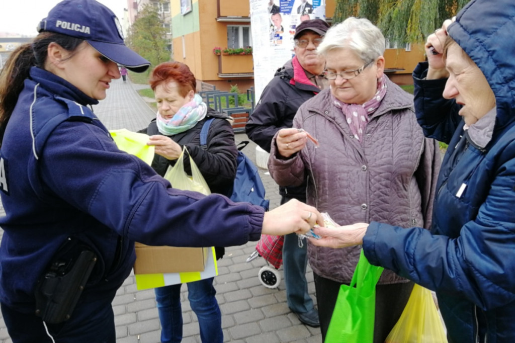 Policjanci rozdawali kamizelki