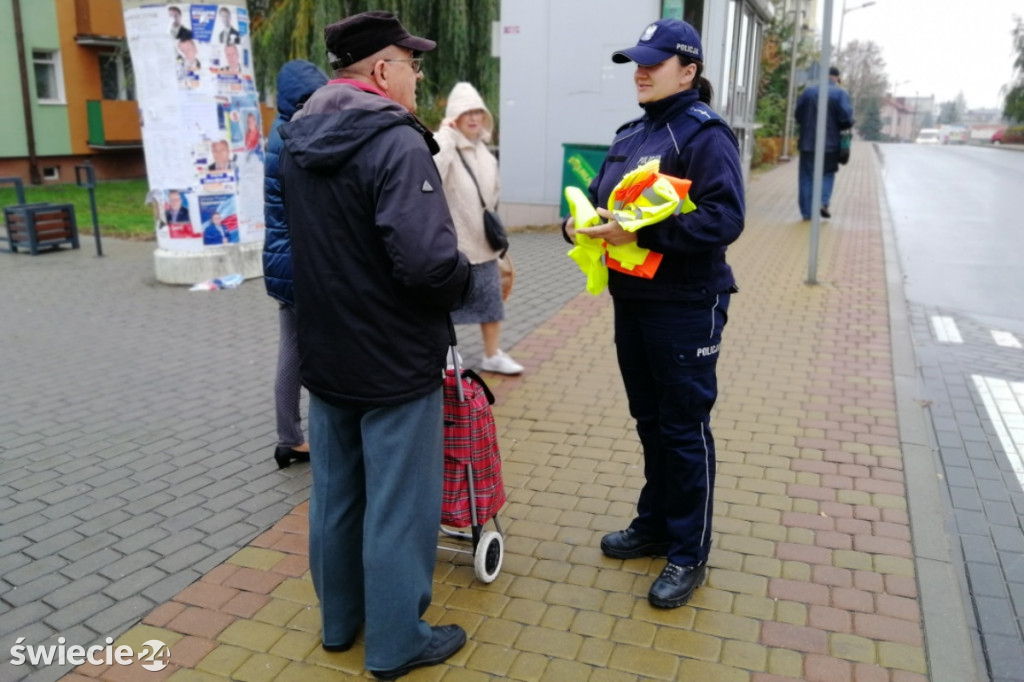 Policjanci rozdawali kamizelki