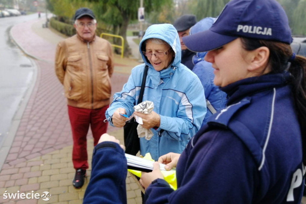 Policjanci rozdawali kamizelki