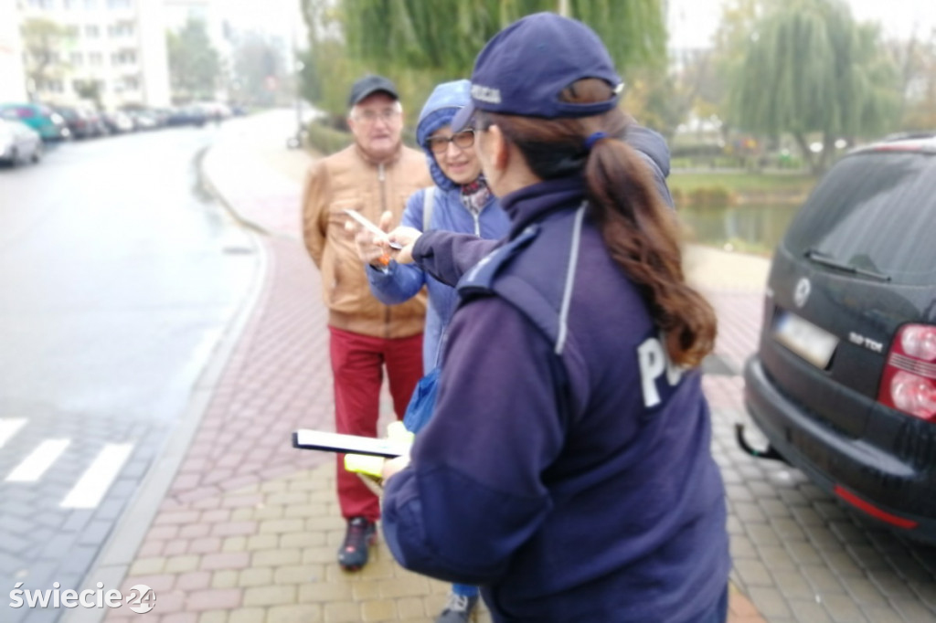 Policjanci rozdawali kamizelki