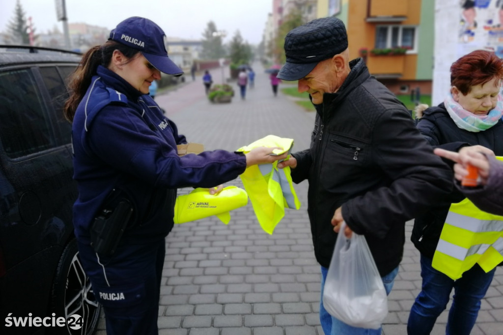 Policjanci rozdawali kamizelki