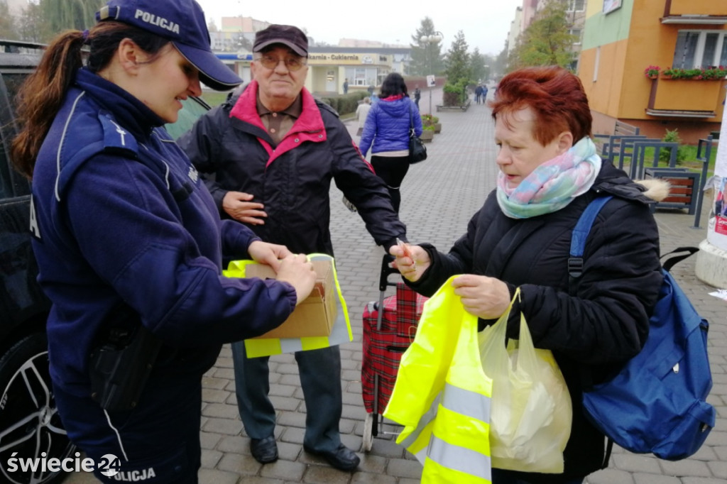 Policjanci rozdawali kamizelki