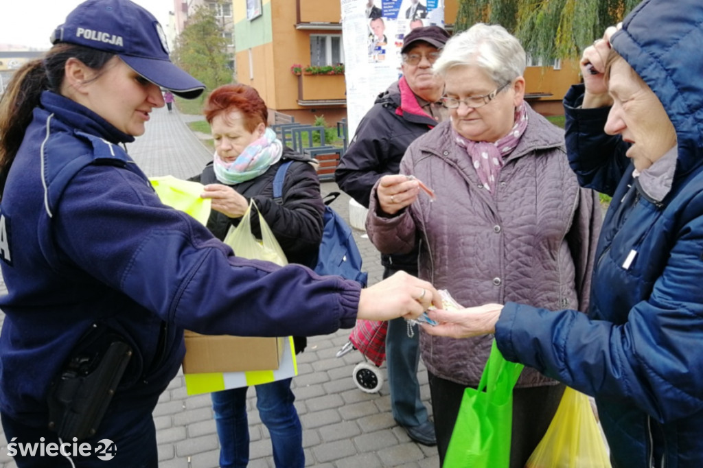 Policjanci rozdawali kamizelki