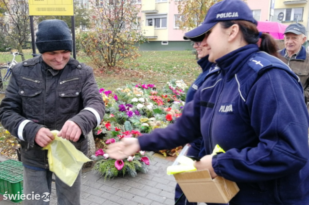 Policjanci rozdawali kamizelki