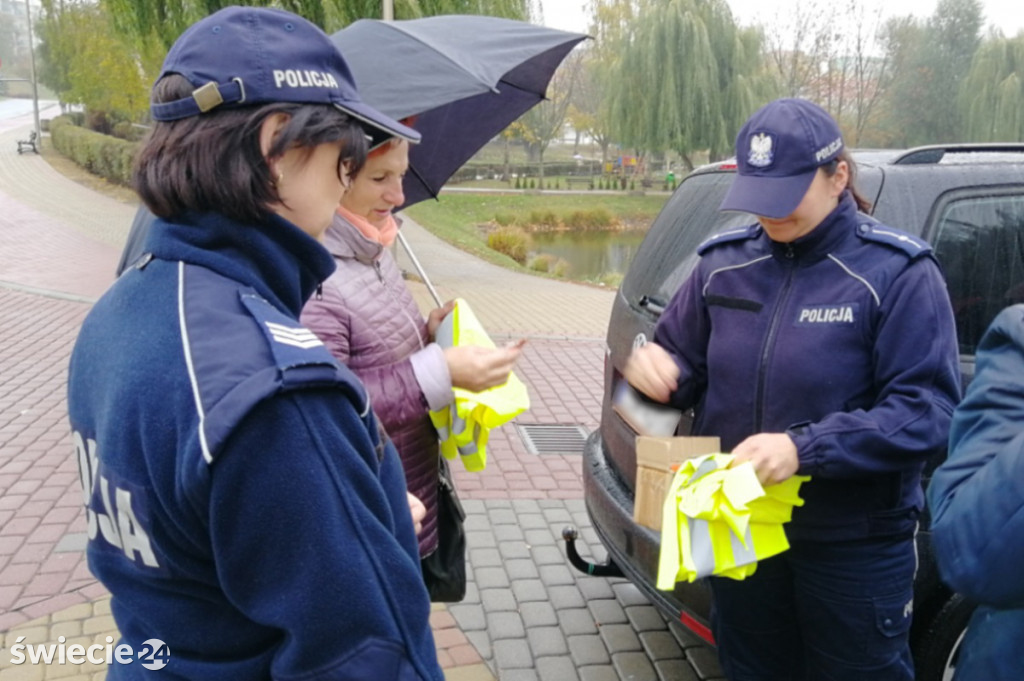 Policjanci rozdawali kamizelki