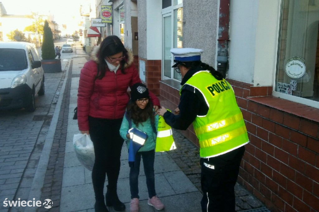 Policjanci rozdawali kamizelki