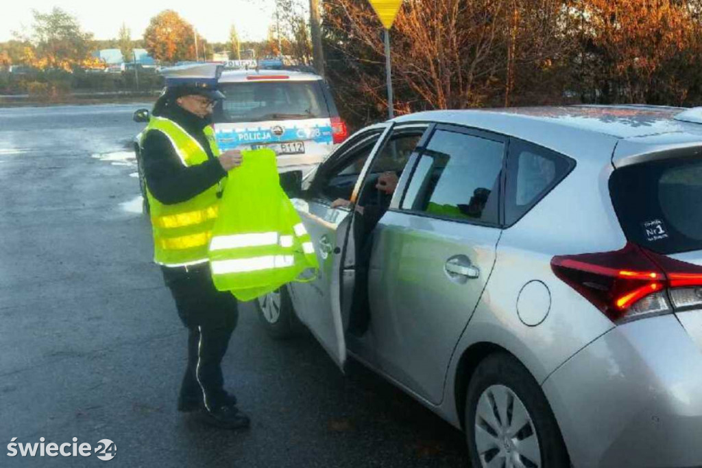 Policjanci rozdawali kamizelki