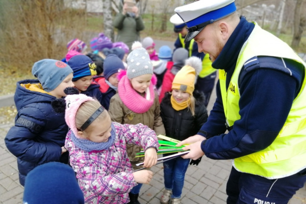 Policjanci rozdawali odblaski