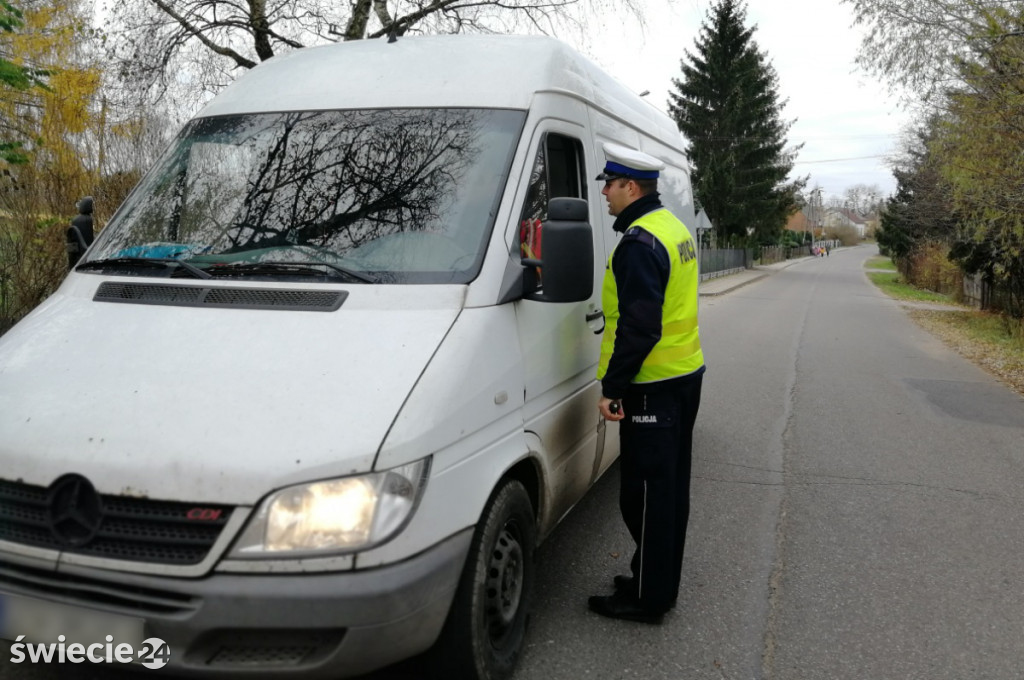 Policjanci rozdawali odblaski
