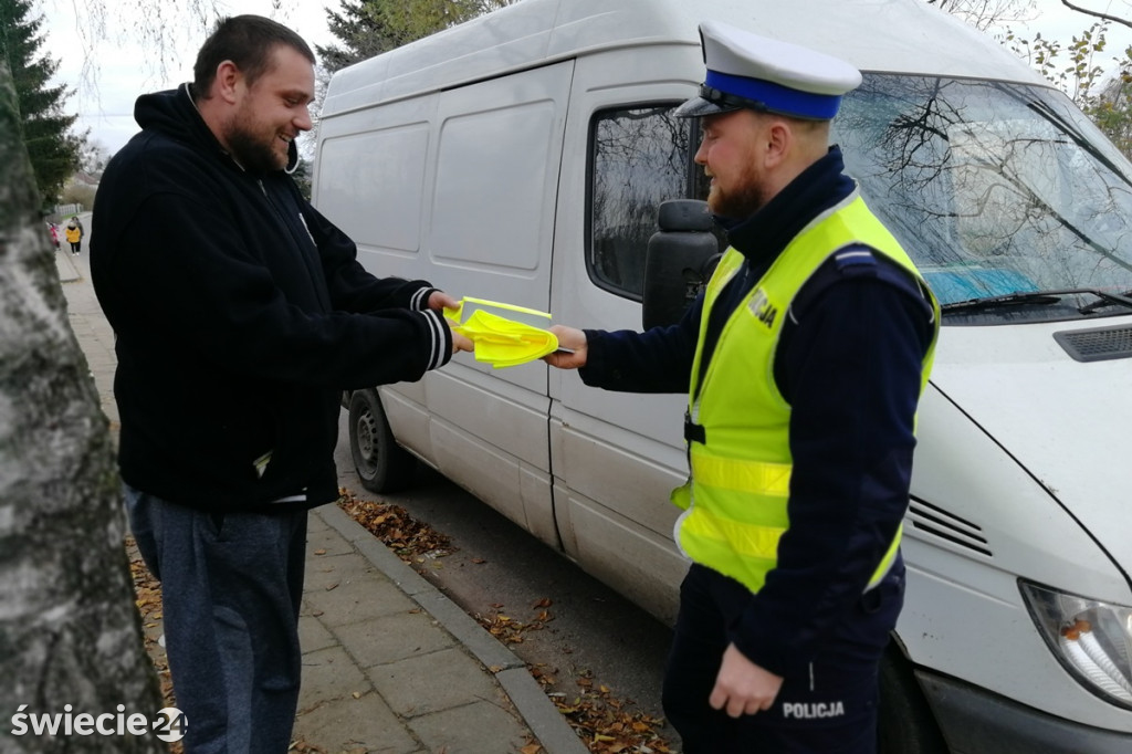 Policjanci rozdawali odblaski