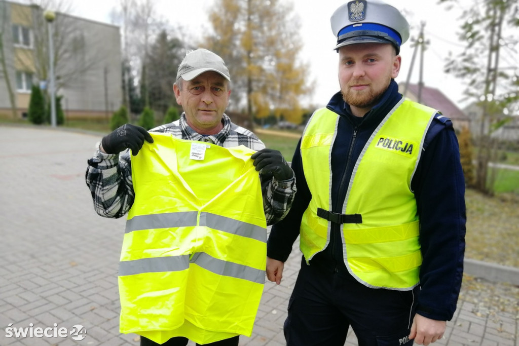 Policjanci rozdawali odblaski