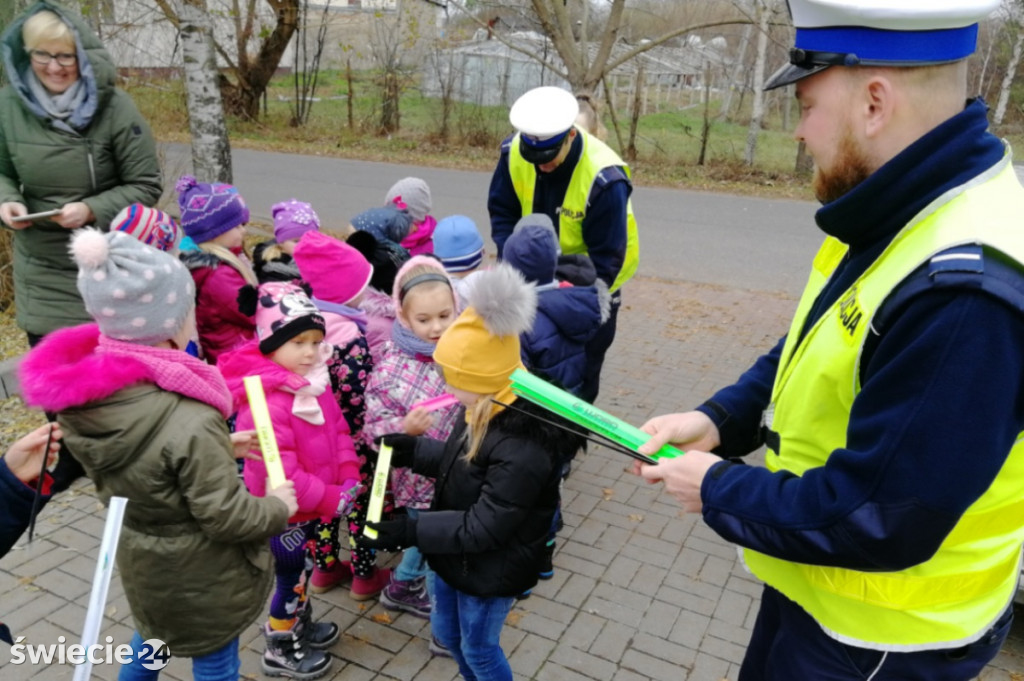 Policjanci rozdawali odblaski