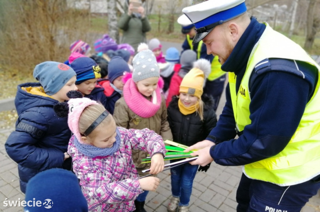 Policjanci rozdawali odblaski