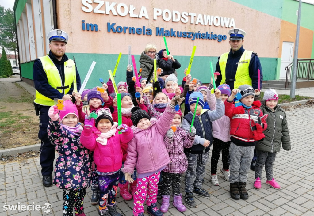 Policjanci rozdawali odblaski