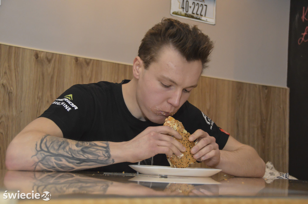 Czas na finał - do zjedzenia 3,5 kg burger!