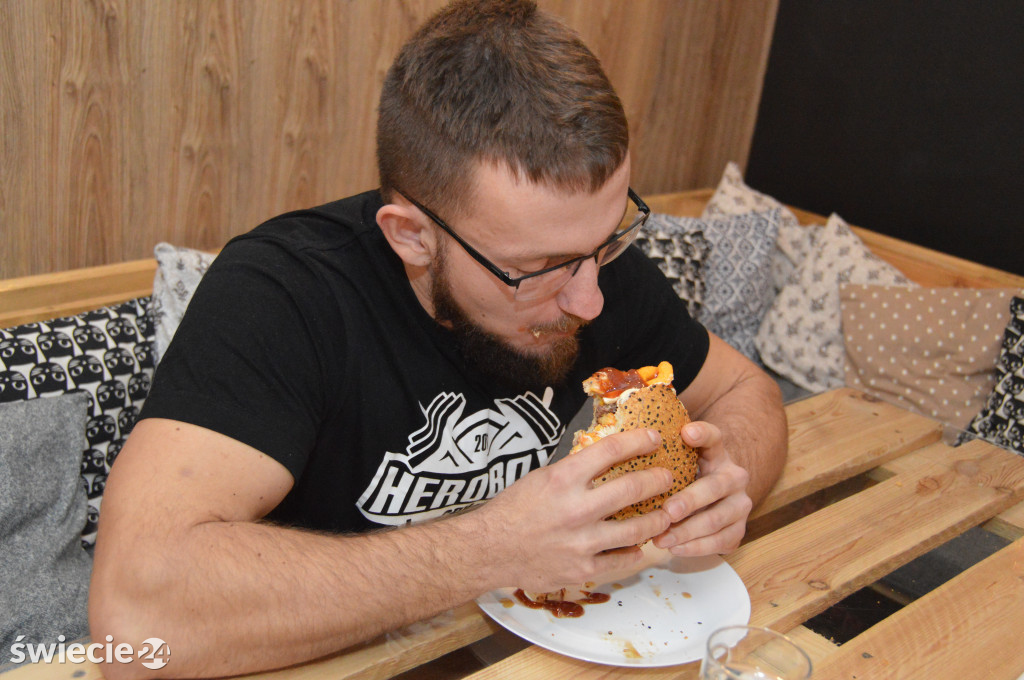 Czas na finał - do zjedzenia 3,5 kg burger!