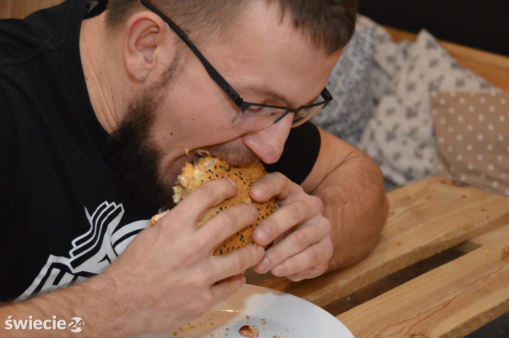 Czas na finał - do zjedzenia 3,5 kg burger!