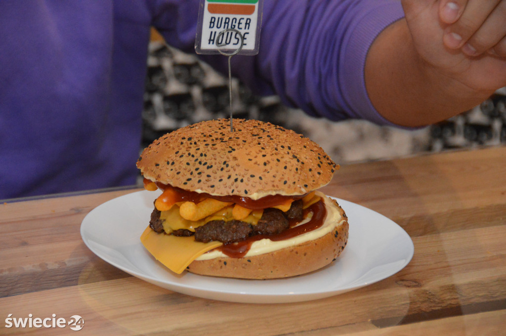 Czas na finał - do zjedzenia 3,5 kg burger!