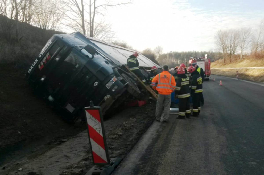 Ciężarówka wylądowała w rowie