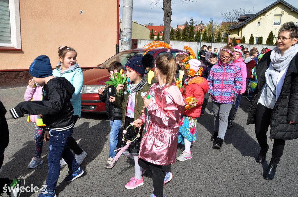 SP 7 przywitało wiosnę głośno i kolorowo