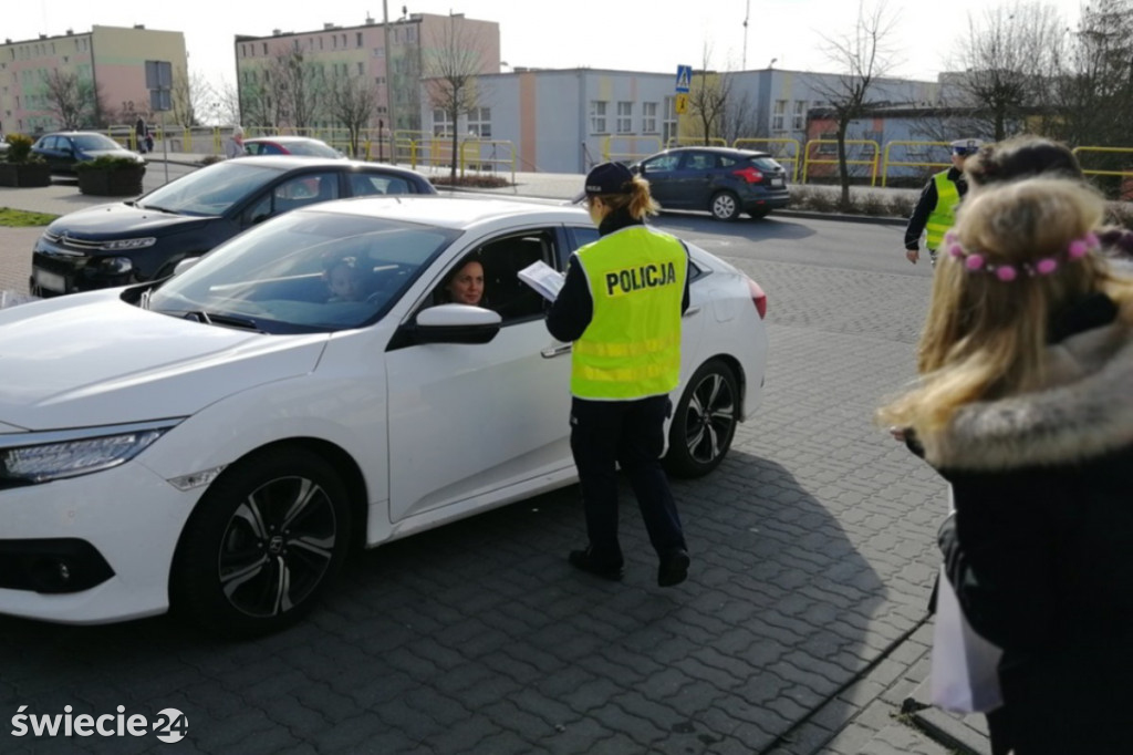 Zatrzymali się przed przejściem...