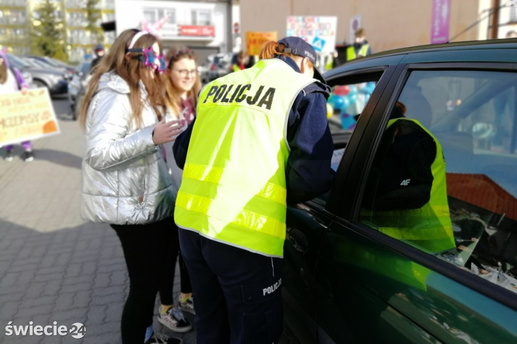 Zatrzymali się przed przejściem...