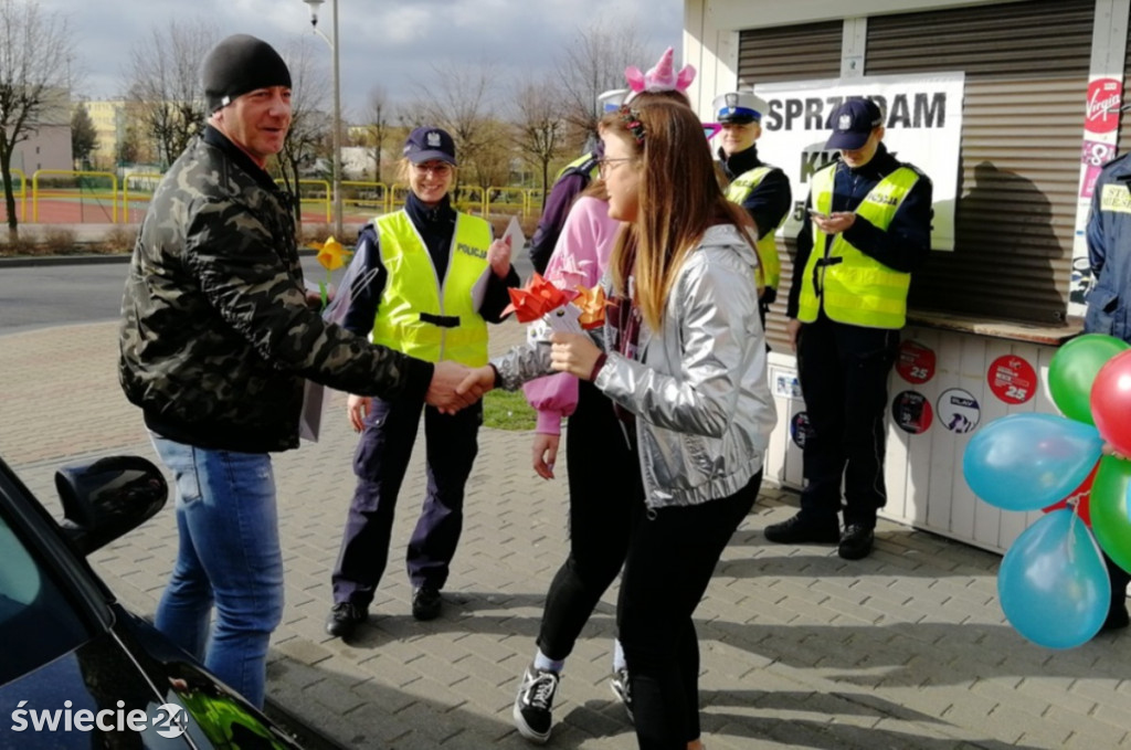 Zatrzymali się przed przejściem...