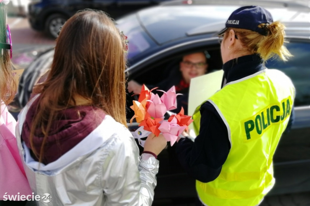 Zatrzymali się przed przejściem...