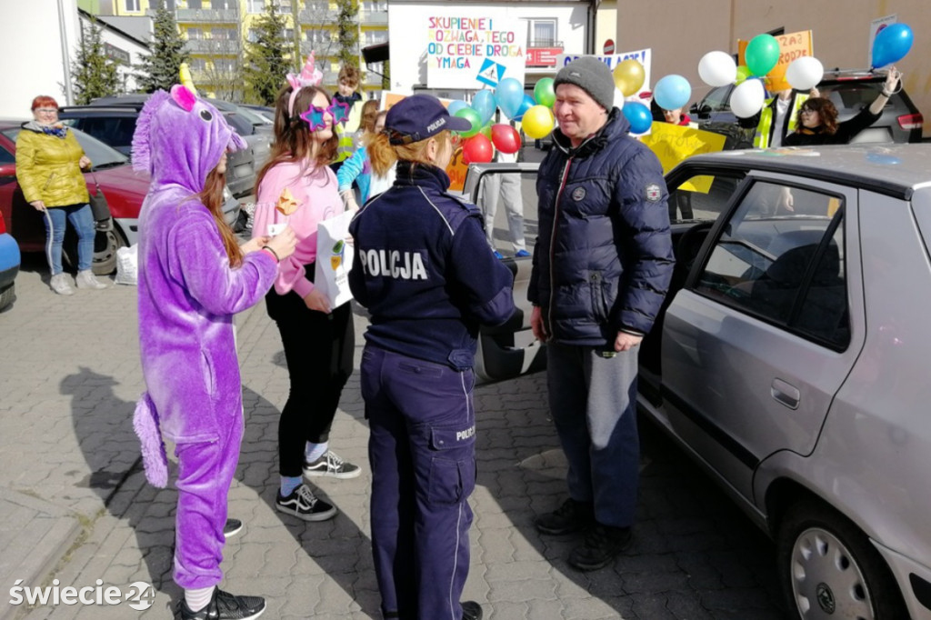 Zatrzymali się przed przejściem...