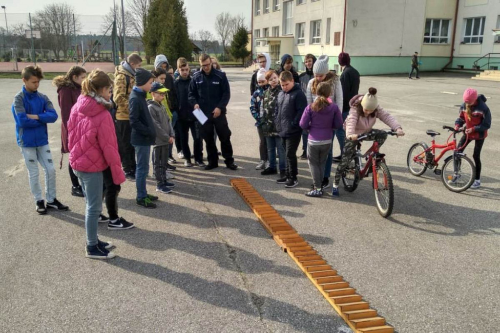 Te dzieci umieją korzystać z rowerów