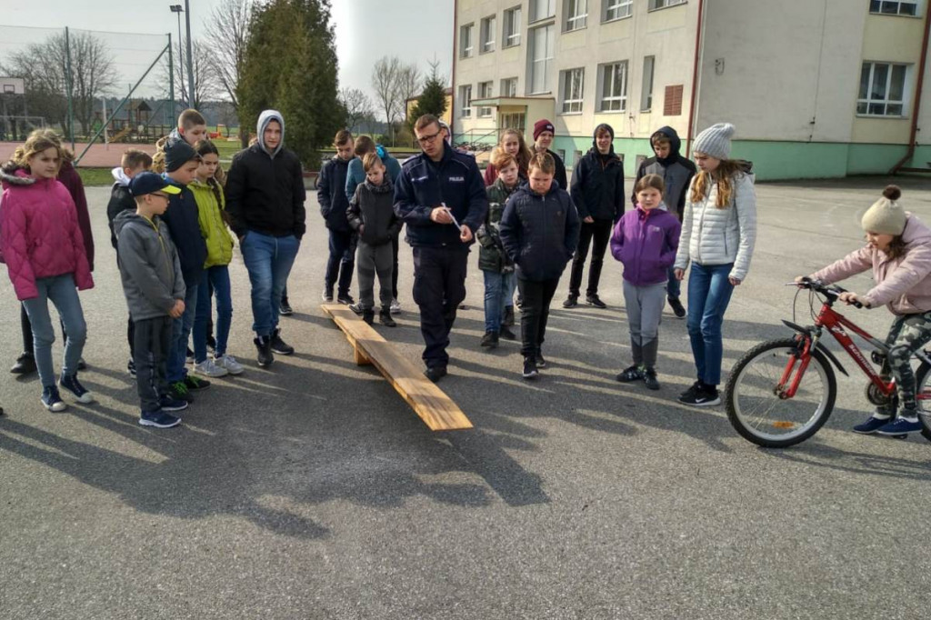 Te dzieci umieją korzystać z rowerów