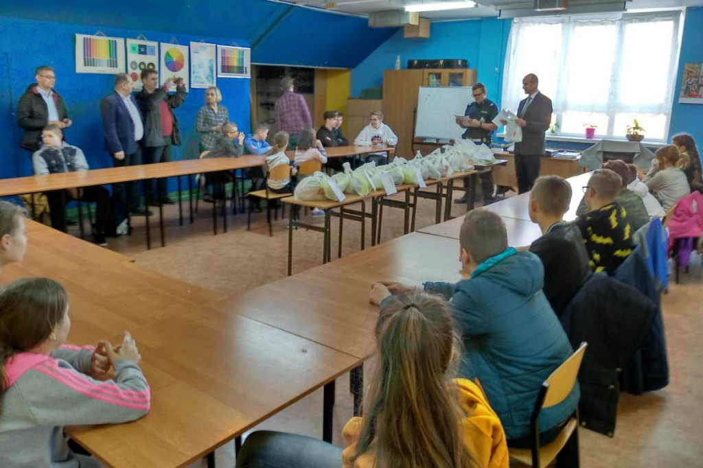 Te dzieci umieją korzystać z rowerów
