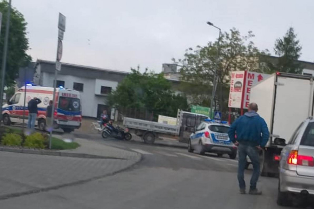 Motorowerzysta wjechał pod dostawczaka
