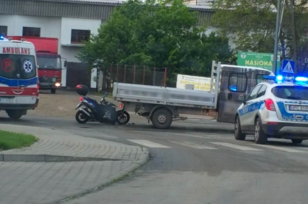 Motorowerzysta wjechał pod dostawczaka