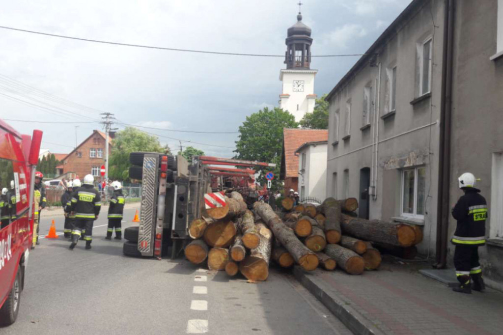 Przewróciła się ciężarówka z drewnem