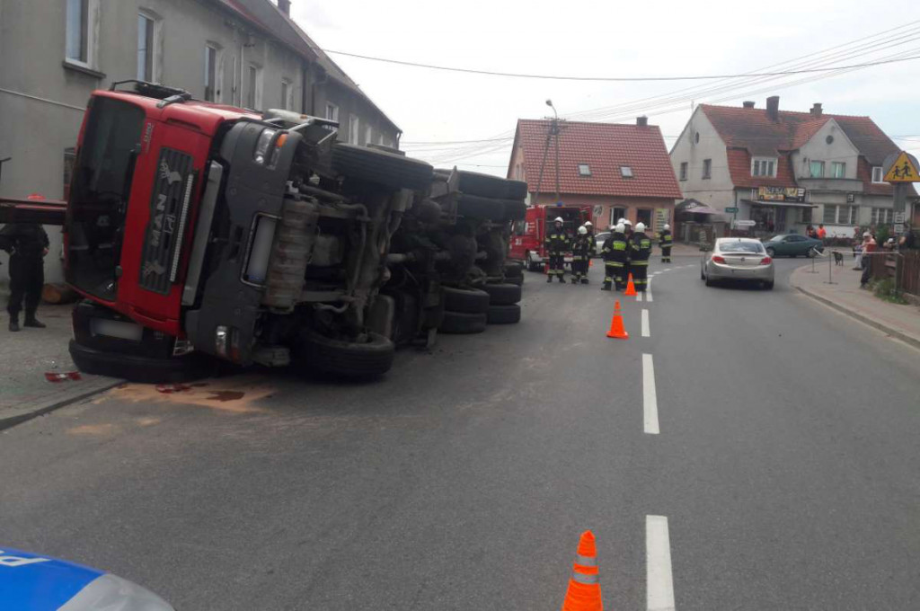 Przewróciła się ciężarówka z drewnem