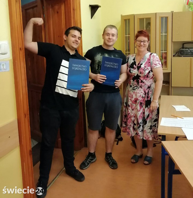 Maturzyści z 1 LO odebrali świadectwa