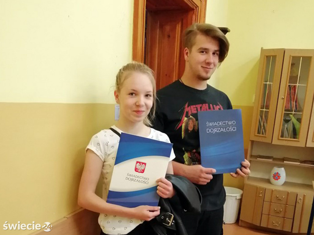 Maturzyści z 1 LO odebrali świadectwa