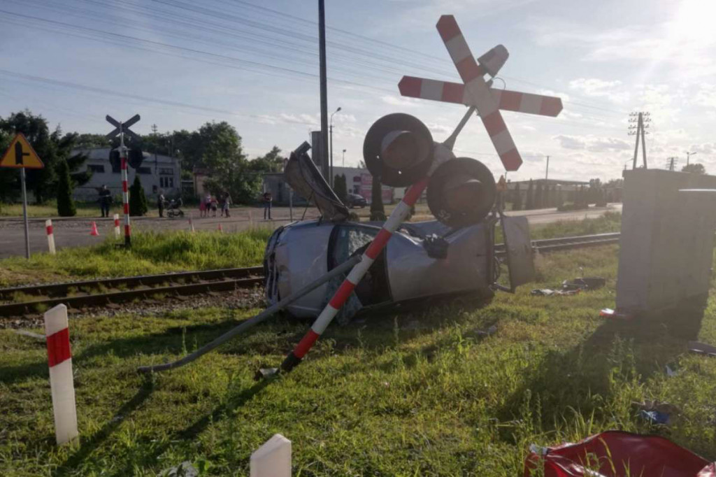 Samochód wjechał pod pędzący pociąg
