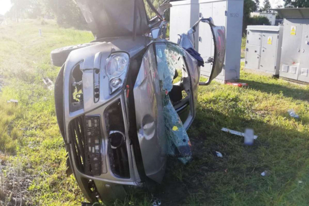 Samochód wjechał pod pędzący pociąg