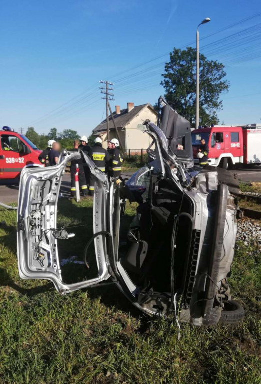 Samochód wjechał pod pędzący pociąg