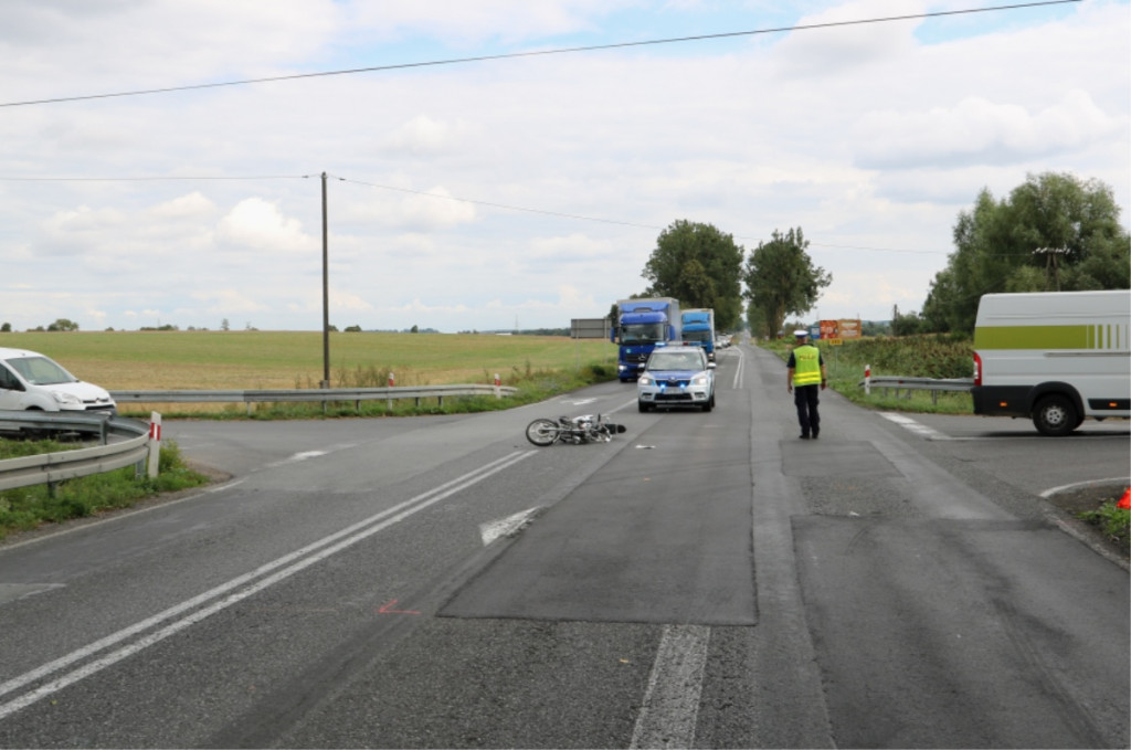 Samochód uderzył w motorowerzystę