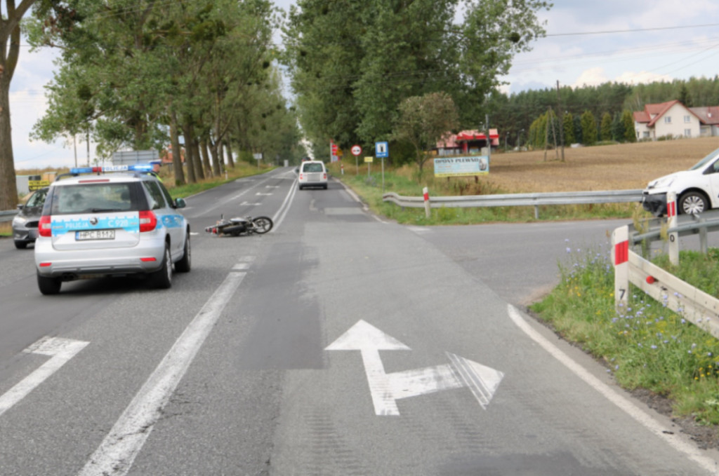 Samochód uderzył w motorowerzystę