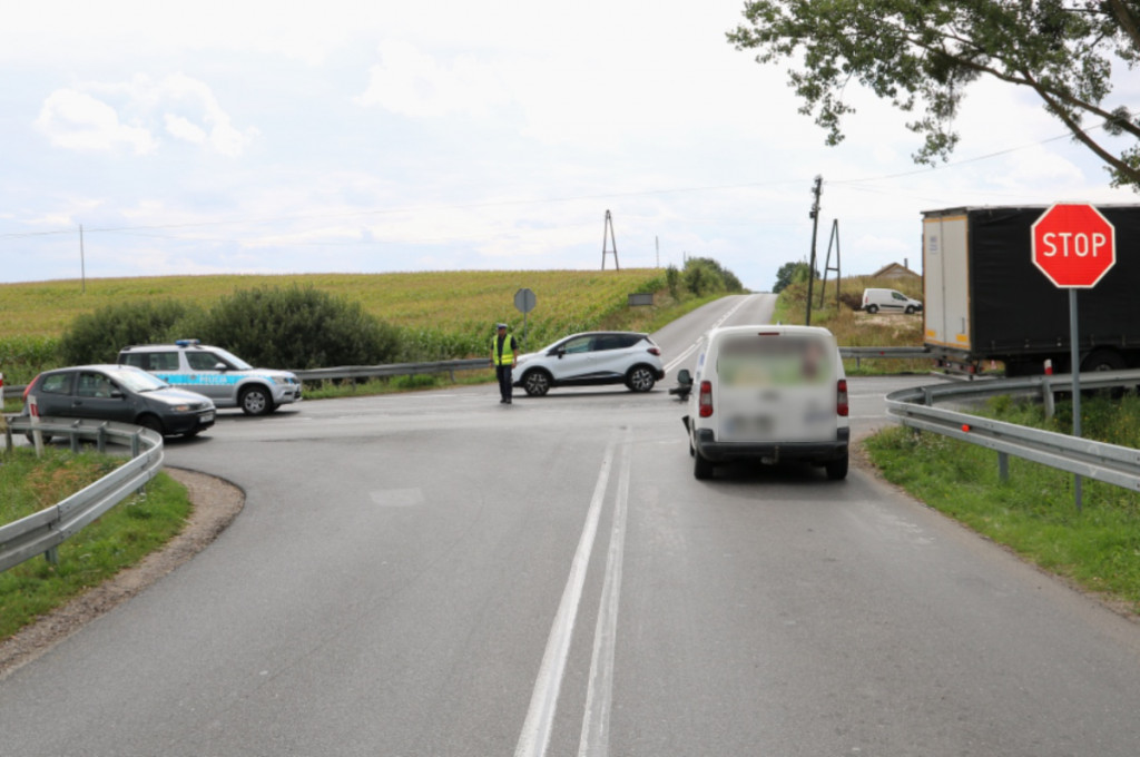 Samochód uderzył w motorowerzystę