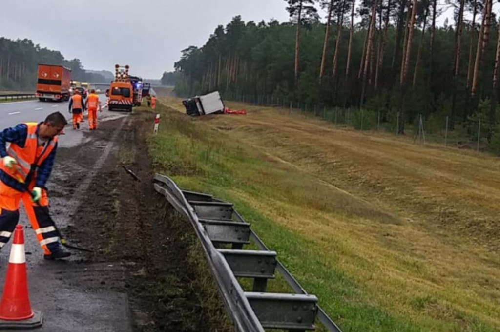 Przewróciła się ciężarówka z piwem