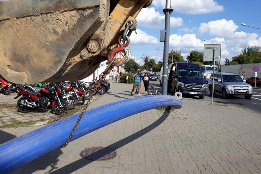 Przeciągnęli 120-metrową rurę pod Prusa
