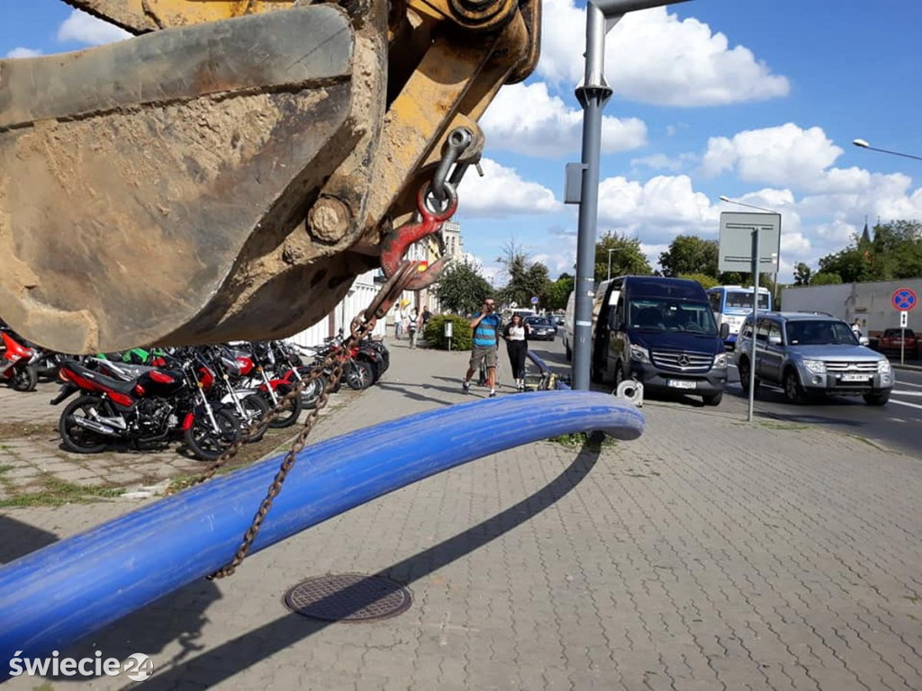 Przeciągnęli 120-metrową rurę pod Prusa