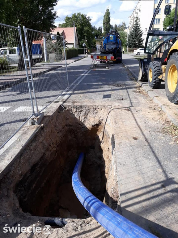 Przeciągnęli 120-metrową rurę pod Prusa