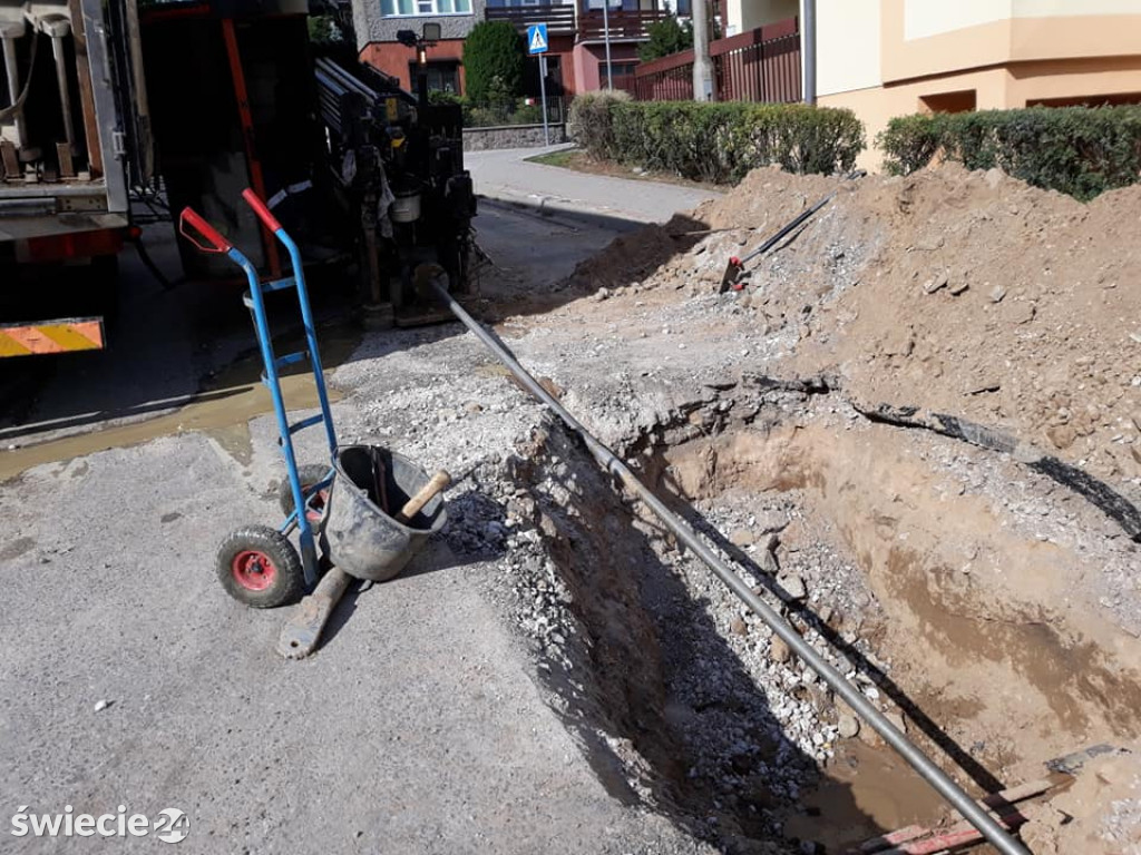 Przeciągnęli 120-metrową rurę pod Prusa